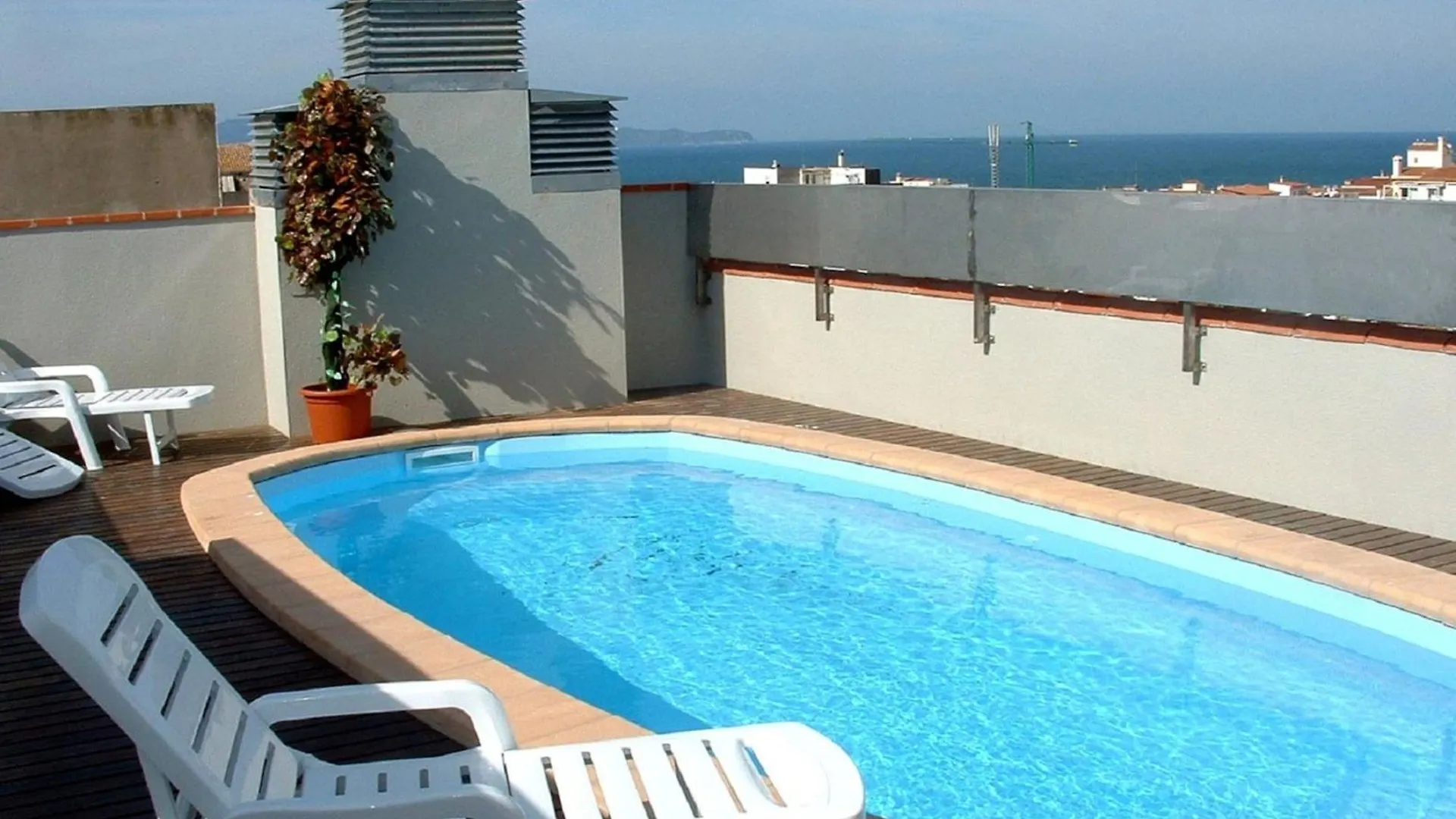 The Apartment In L\'Escala contacts